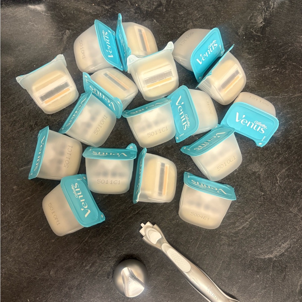 VENUS MoistureGlide Razor Set with Silver Handle - Picture 3 of 3